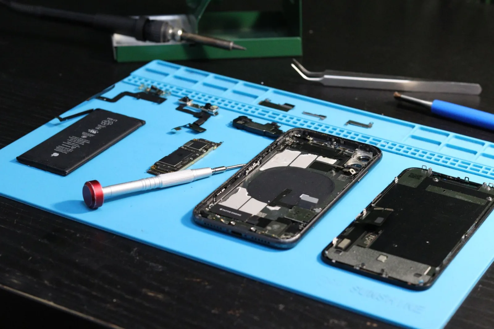 Celular abierto sobre una mesa de reparación
